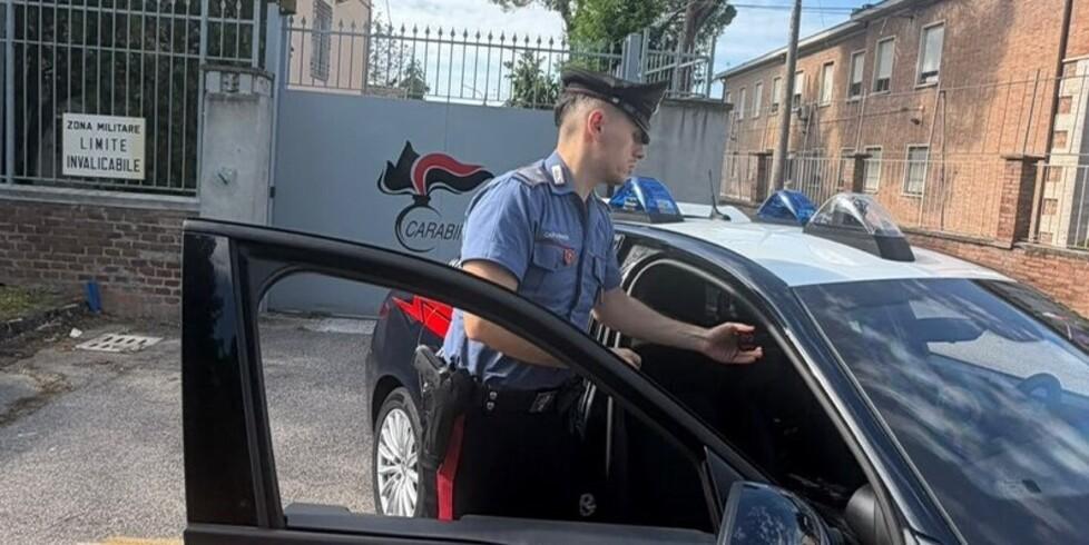 Argenta, dà in escandescenze dopo una lite e danneggia l’auto dei carabinieri
