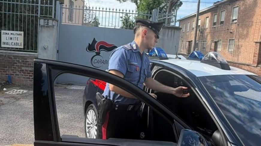 Argenta, dà in escandescenze dopo una lite e danneggia l’auto dei carabinieri