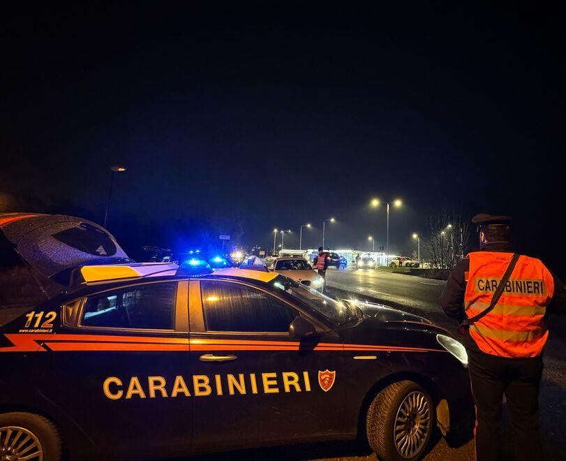 Esperto di arti marziali ubriaco aggredisce passanti e carabinieri: denunciato