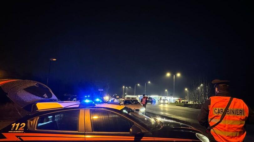 Esperto di arti marziali ubriaco aggredisce passanti e carabinieri: denunciato