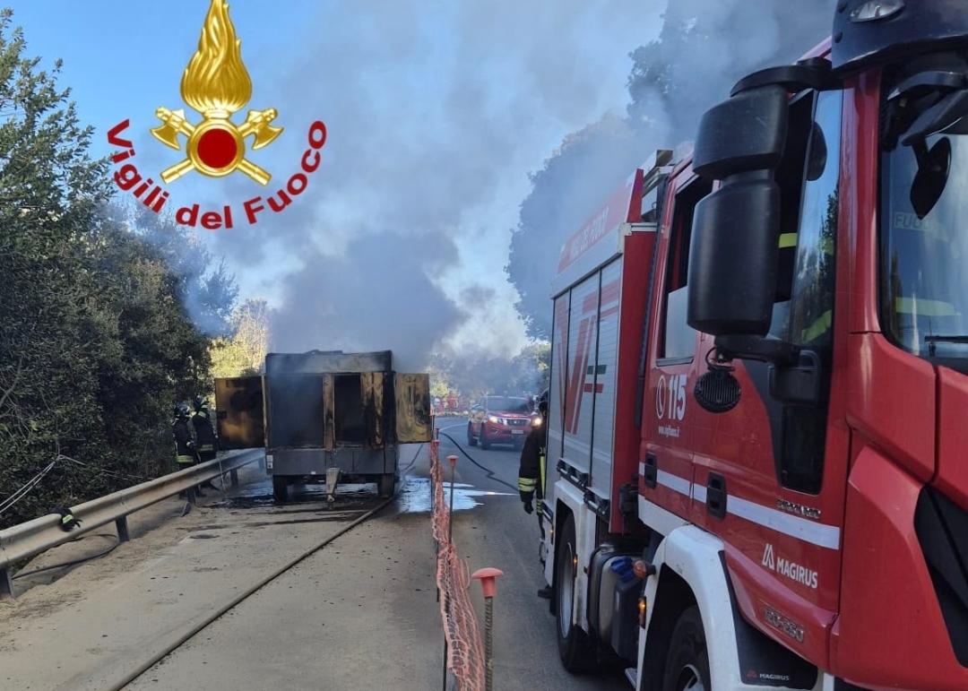 Orune, fiamme sulla strada statale 389