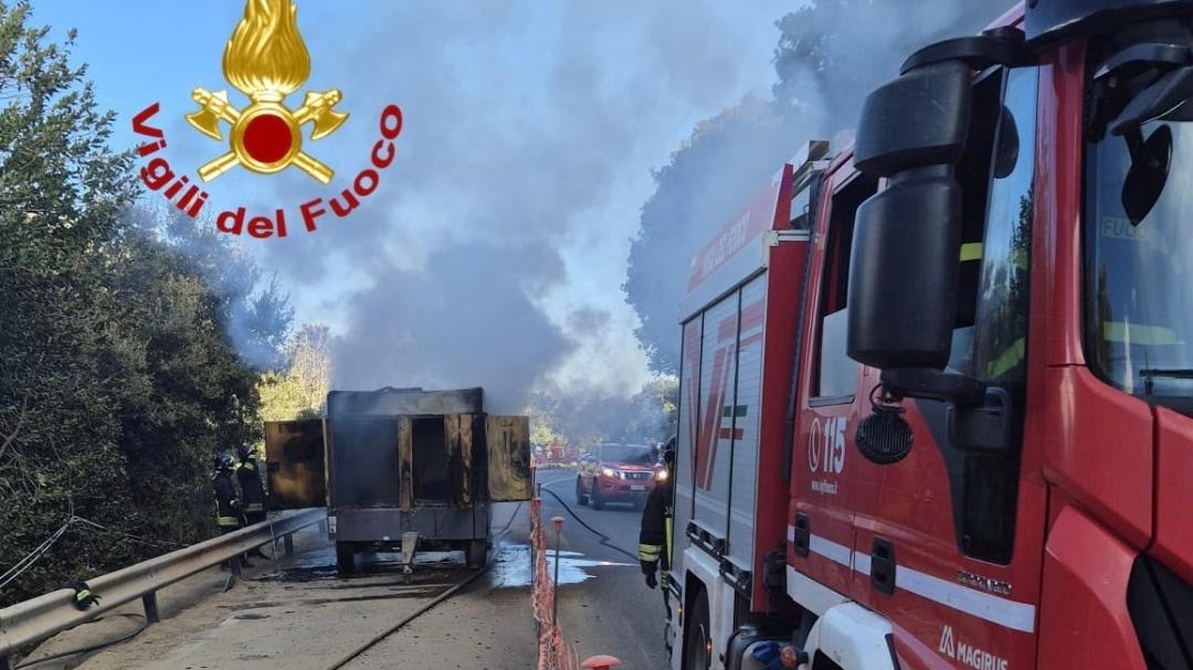 Orune, fiamme sulla strada statale 389