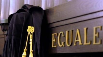 Vigarano, stalking e maltrattamenti sulla ex: «Mi sbatté la testa contro il cancello»