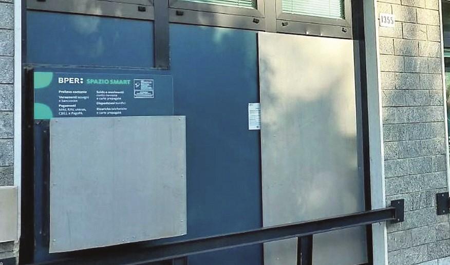 San Damaso, poliziotto si affaccia e il colpo al bancomat fallisce