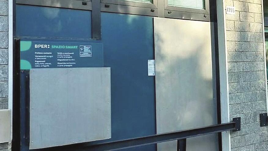 San Damaso, poliziotto si affaccia e il colpo al bancomat fallisce