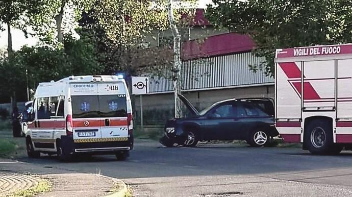 Schianto tra due auto, una si dà alla fuga: caccia al pirata