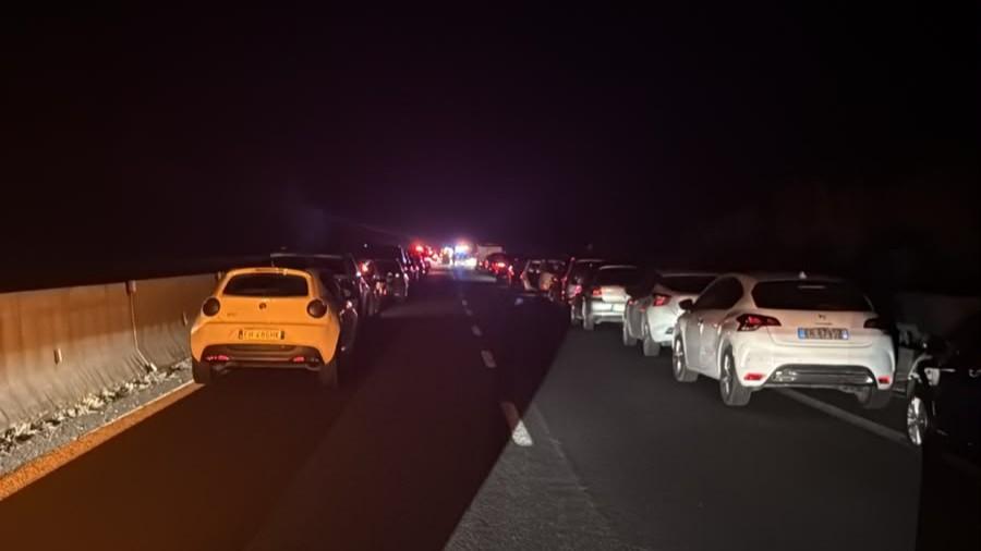 Scontro fra tre auto sulla 131, quattro persone ferite: una ricoverata in codice rosso