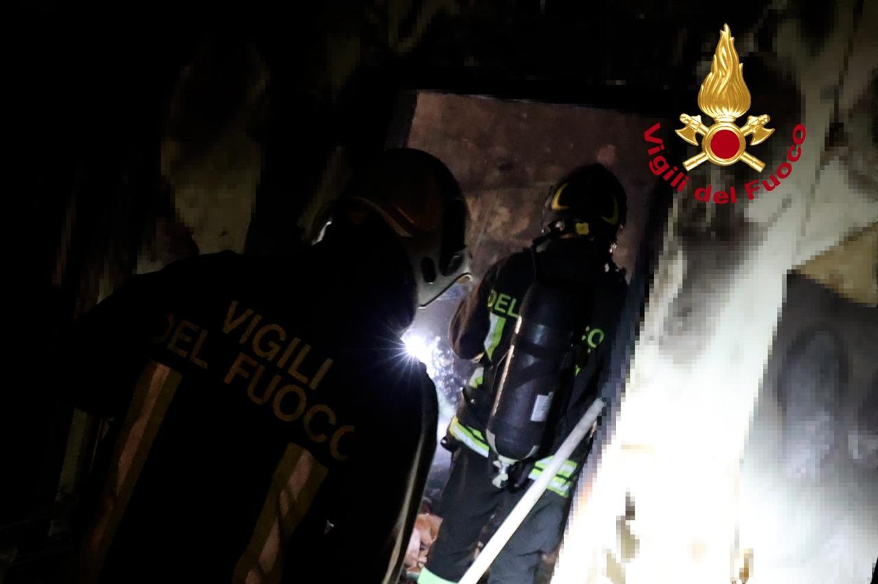 Scandicci, incendio in un appartamento: evacuato un intero condominio. Donna incinta in ospedale