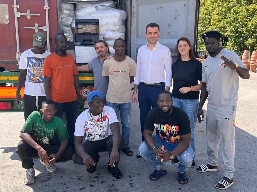 Capannori, i vecchi pc tornano a vivere nelle aule scolastiche di Dakar<br>
