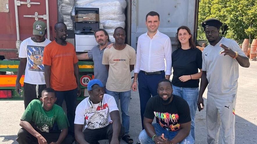 Capannori, i vecchi pc tornano a vivere nelle aule scolastiche di Dakar<br>