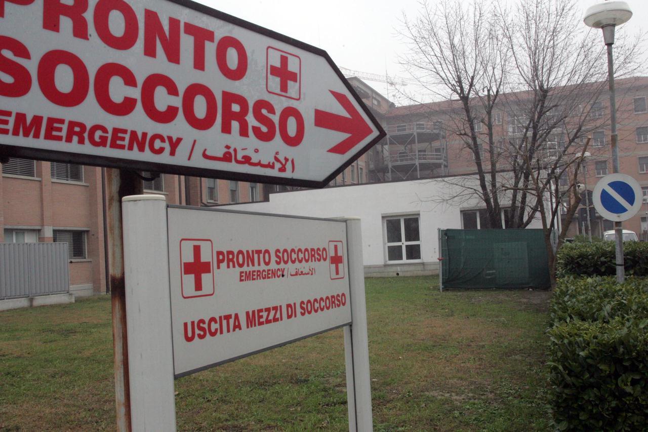 Auto travolge madre e figlio diretti a scuola: in ospedale un 14enne