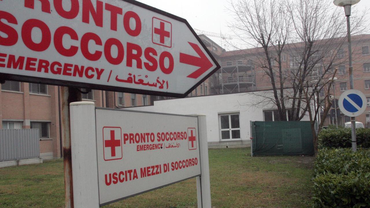 Auto travolge madre e figlio diretti a scuola: in ospedale un 14enne