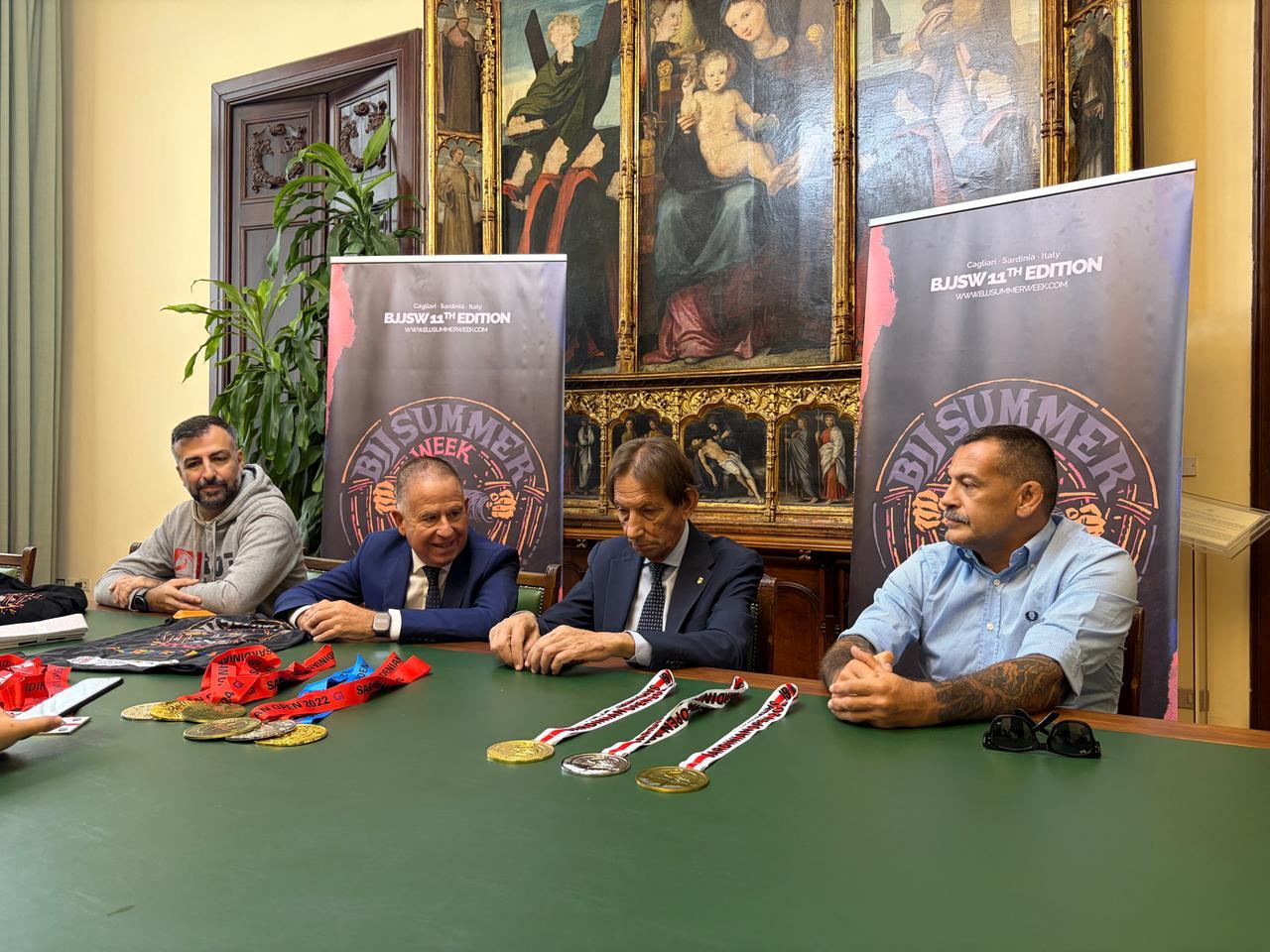 Bruno Perra presidente regionale del Coni (al centro) durante la presentazione a Cagliari del Summer Week di Arti Marziali