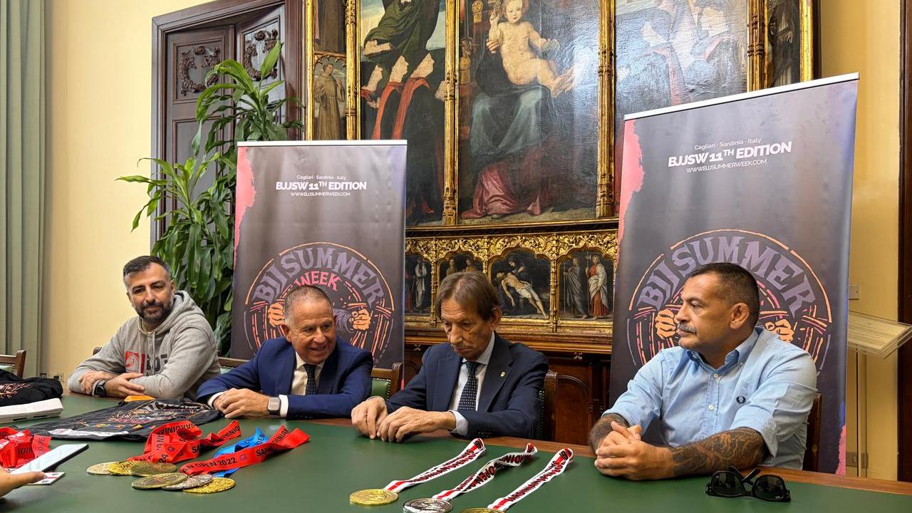 Bruno Perra presidente regionale del Coni (al centro) durante la presentazione a Cagliari del Summer Week di Arti Marziali