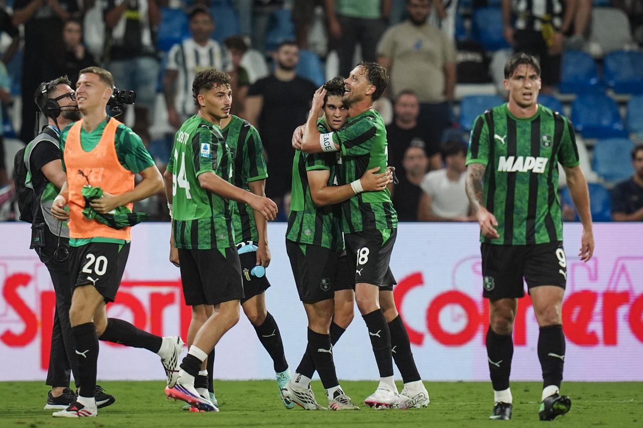 
	Il neroverde Adzic festeggiato dopo il gol vittoria sulla Juve

