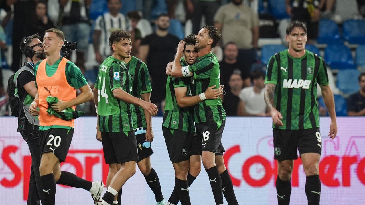 Il neroverde Adzic festeggiato dopo il gol vittoria sulla Juve