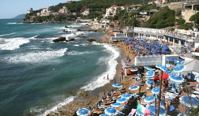 Aste dei bagni, bufera a Rosignano dopo la pec del Comune: «Chi vuole l’indennizzo lo dica»