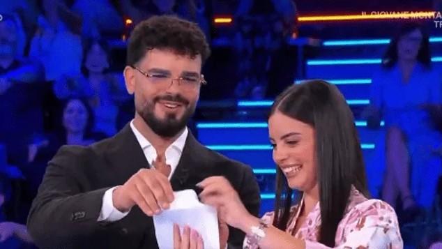 Affari tuoi, gender reveal in diretta: De Martino apre la busta e la concorrente scopre il sesso del bambino