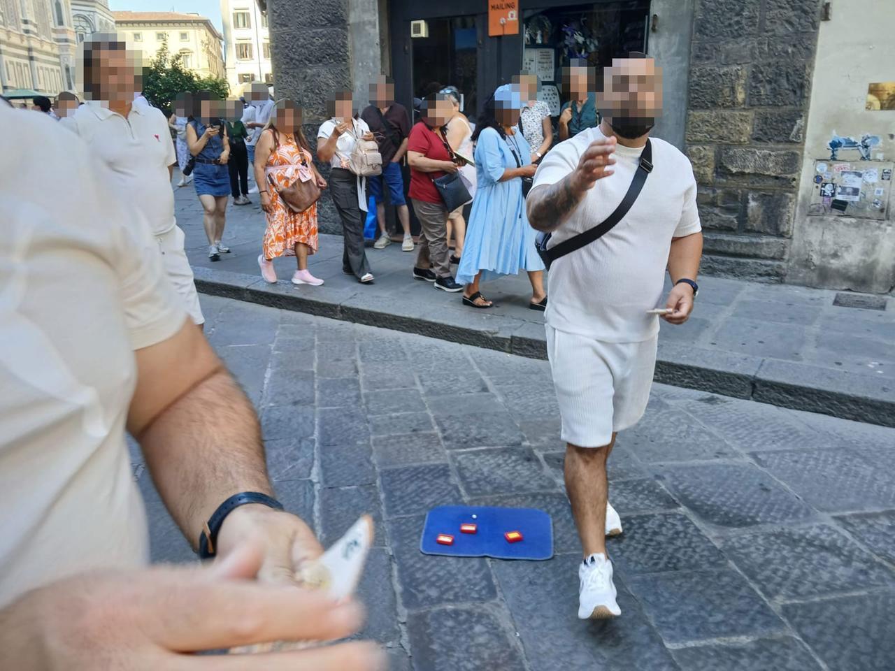 Il gioco delle tre campanelle imperversa accanto al Duomo di Firenze: all’inizio si vince, ma poi...