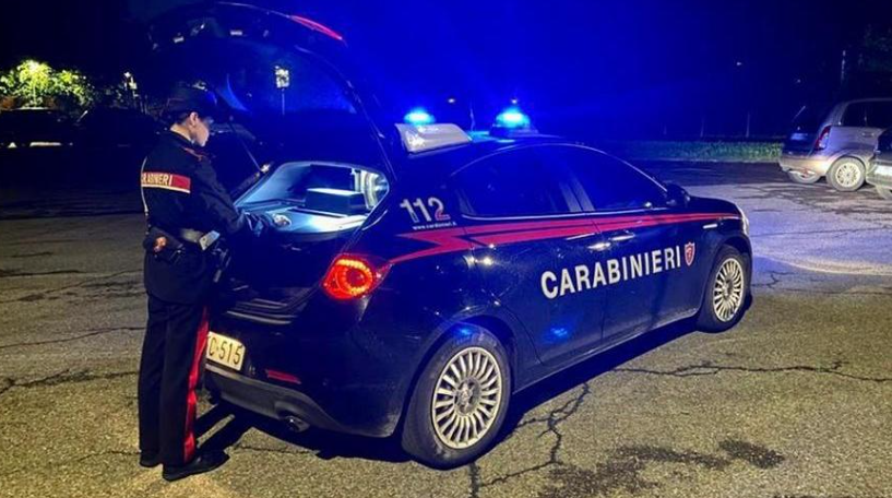 Tenta di strangolare il figlio piccolo e lo minaccia di morte, arrestato il padre violento