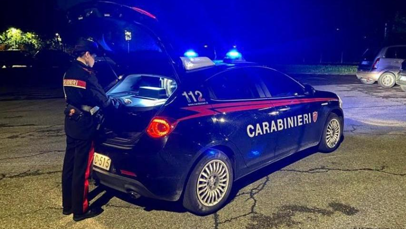 Tenta di strangolare il figlio piccolo e lo minaccia di morte, arrestato il padre violento
