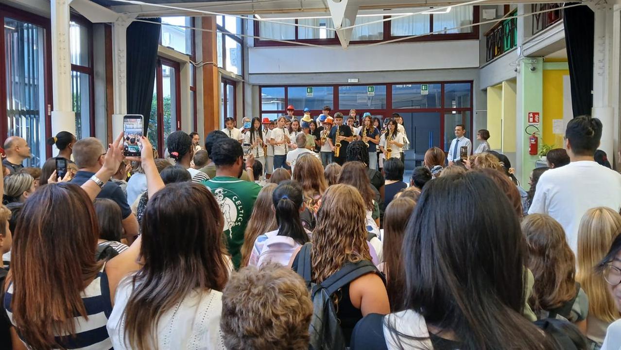 La street band che ha accolto gli alunni delle prime alla media Mazzoni