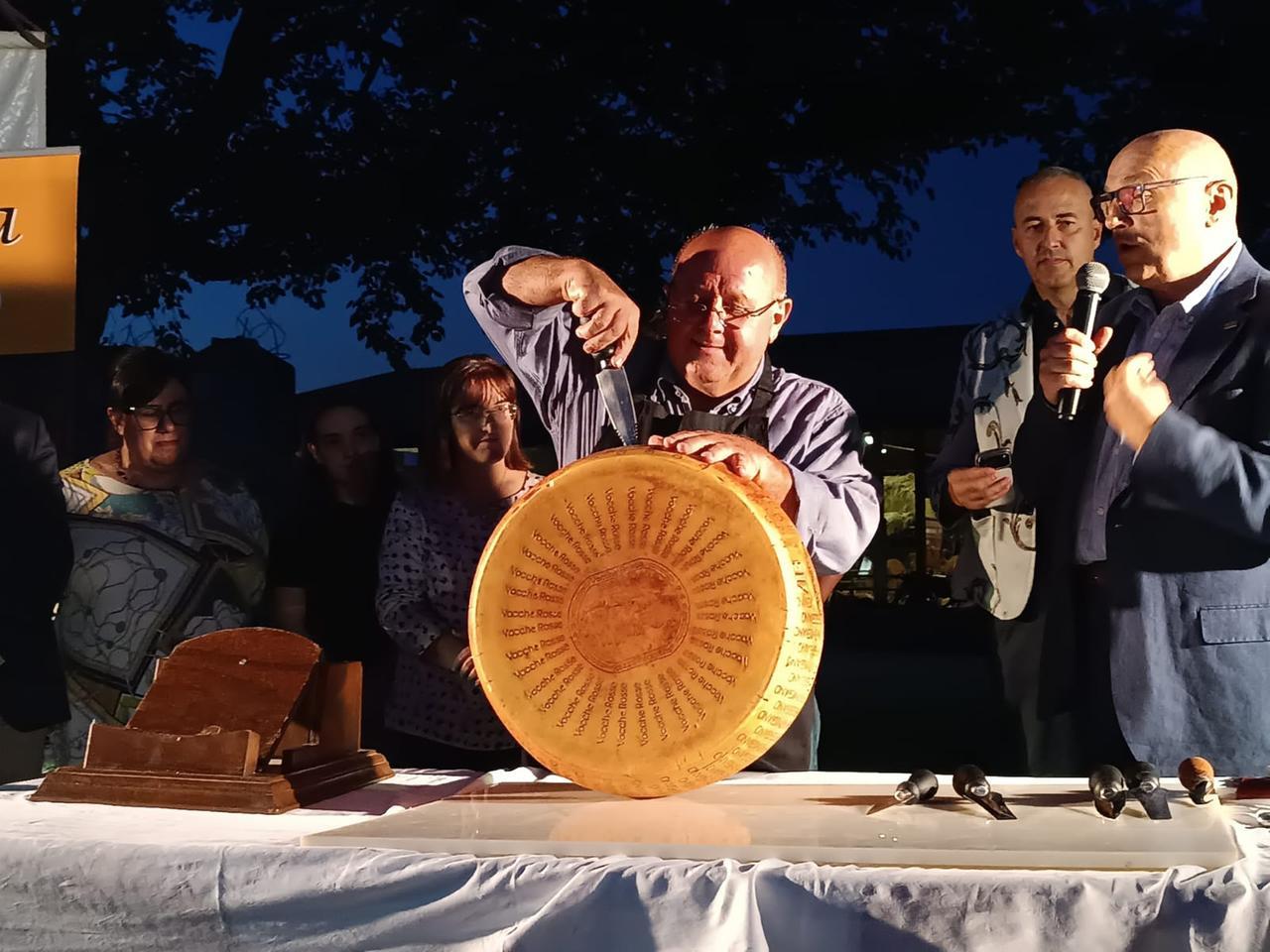 Parmigiano Reggiano da primato: a Cavriago il taglio della forma stagionata 14 anni