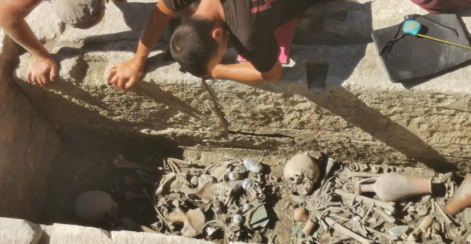 Archeologia, scoperta tomba romana di 1.800 anni fa collegata al monumento funebre di una 18enne dell’élite