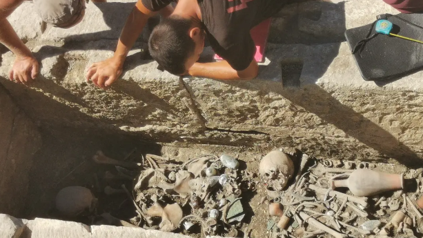 Archeologia, scoperta tomba romana di 1.800 anni fa collegata al monumento funebre di una 18enne dell’élite