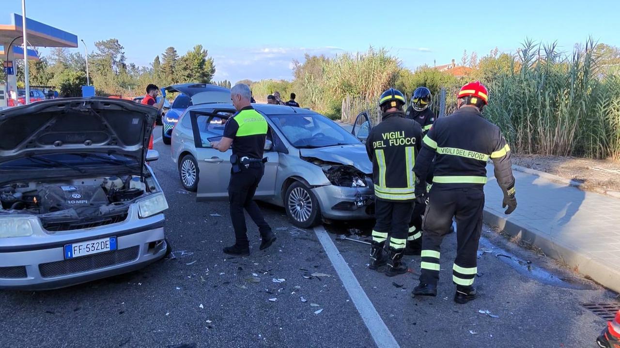 Scontro tra due auto sul rettilineo, due feriti in ospedale