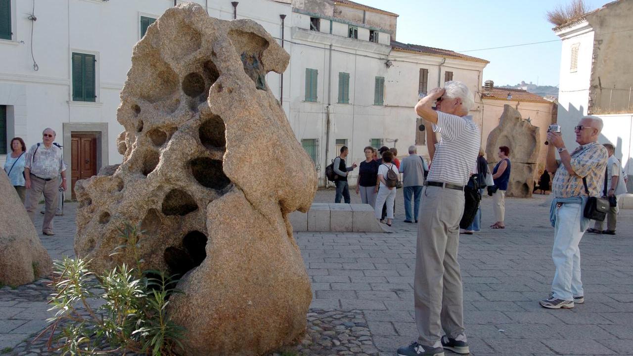 Turisti in piazza Sebastiano Satta (<em>foto di Massimo Locci</em>)