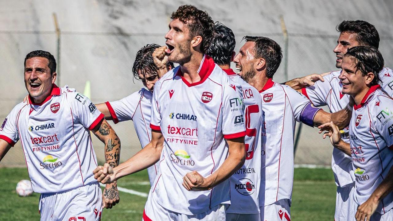 Il biancorosso Martin Montipò esulta per la rete del vantaggio con il Cittadella (Foto: Daniele Lugli)