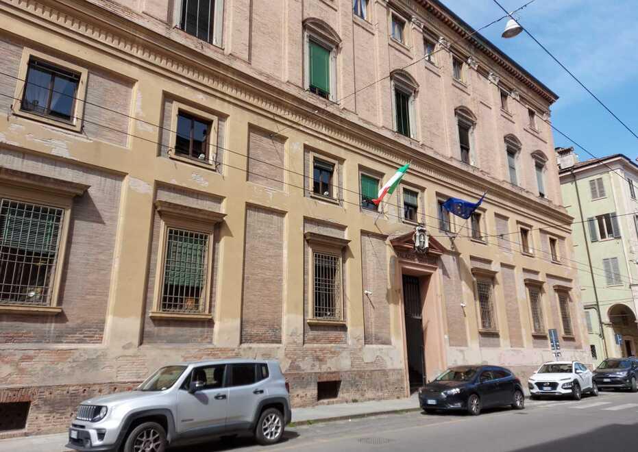 Chiama l’idraulico per aggiustare la caldaia: lui la trova sola in casa e la palpeggia
