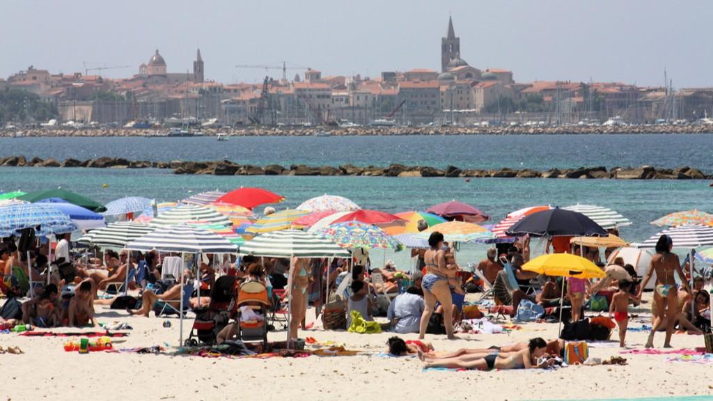 Alghero si svuota: lo spopolamento aggredisce anche una delle capitali del turismo – Tutti i numeri e le proiezioni