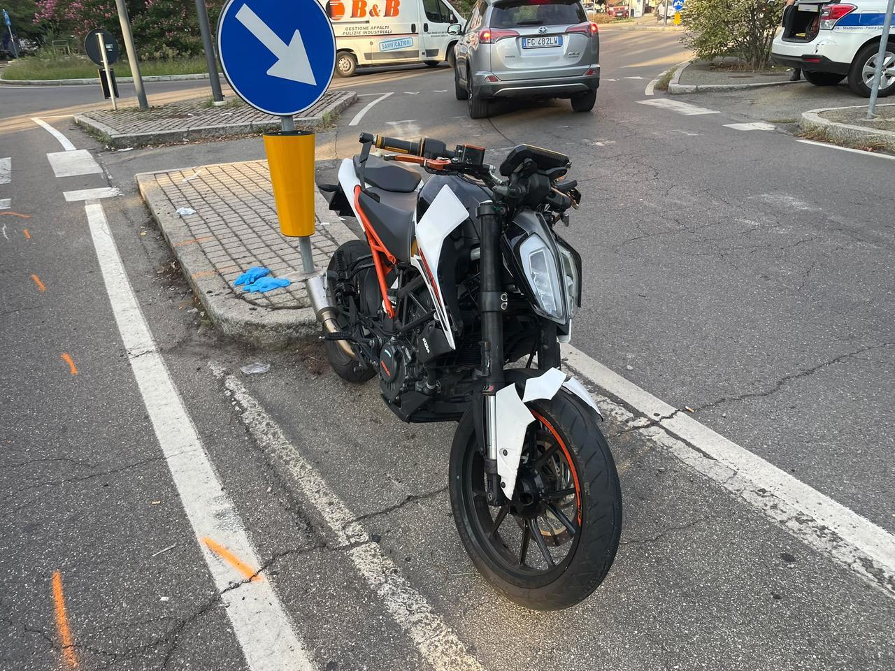 Reggio Emilia, scooter travolge un pedone alla rotatoria: gravi due giovanissimi