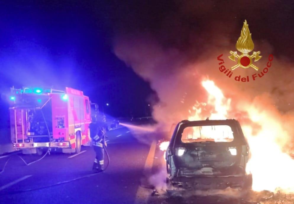 Paura sulla 131 in direzione Sassari: auto prende fuoco durante la marcia