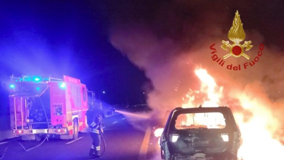 Paura sulla 131 in direzione Sassari: auto prende fuoco durante la marcia
