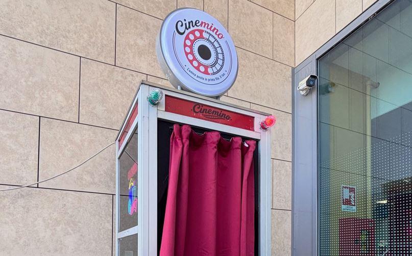 Cinema individuale, così a Cento una vecchia cabina telefonica ha ripreso vita