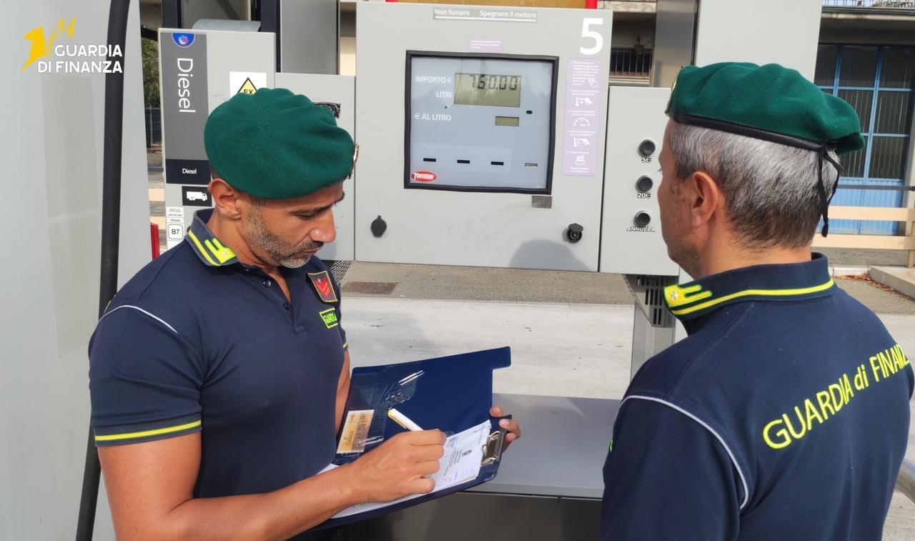 Prezzi dei carburanti, irregolarità nel 31% dei distributori di Modena
