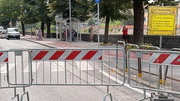 Le transenne piazzate stamattina in via Firenze