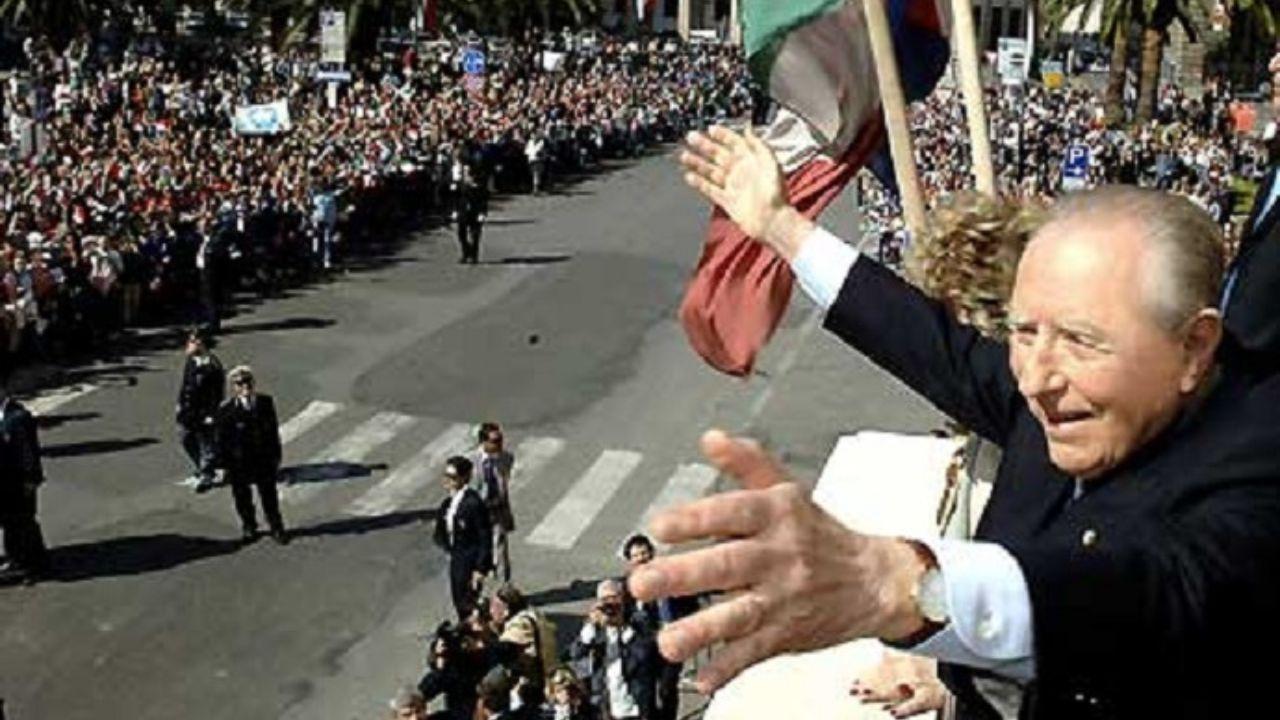 
	Il Presidente Ciampi fu eletto al primo scrutinio con una larga maggioranza

