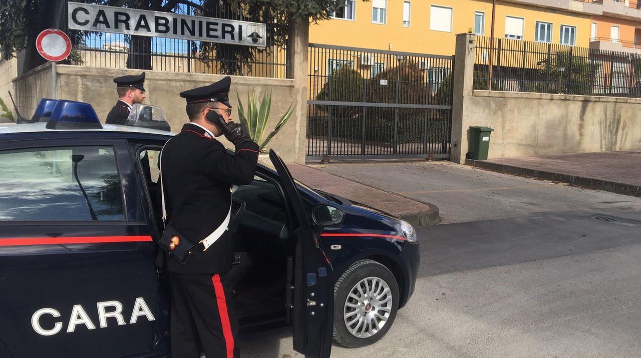 Ruba vestiti Armani da 1.600 euro durante il carico: denunciato un camionista di 59 anni