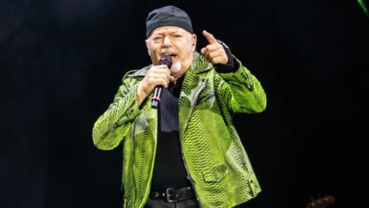 Vasco operato alla schiena: «Sono già in piedi, la cosa più grave è che mi annoierò un po’»