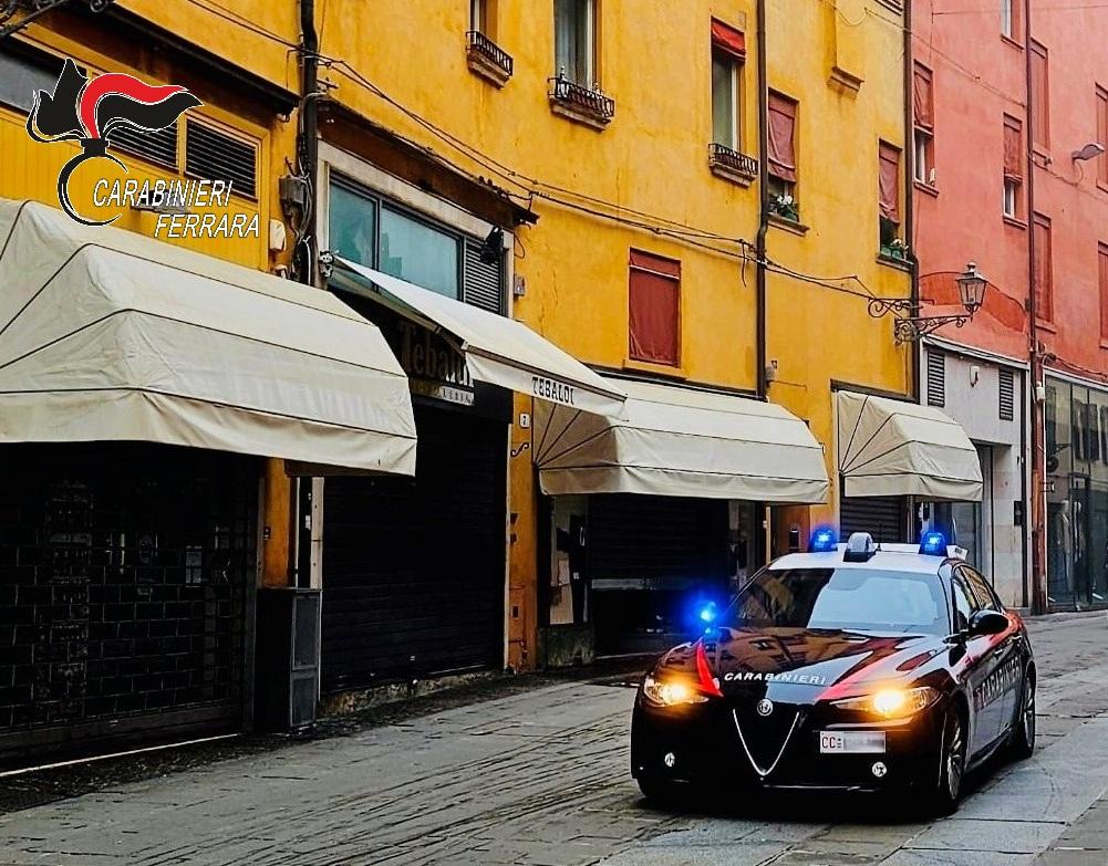 Furti sventati in due locali a Ferrara: cinque persone denunciate