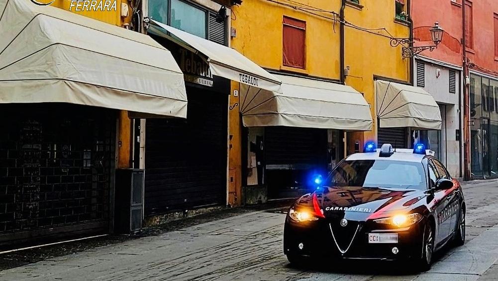 Furti sventati in due locali a Ferrara: cinque persone denunciate