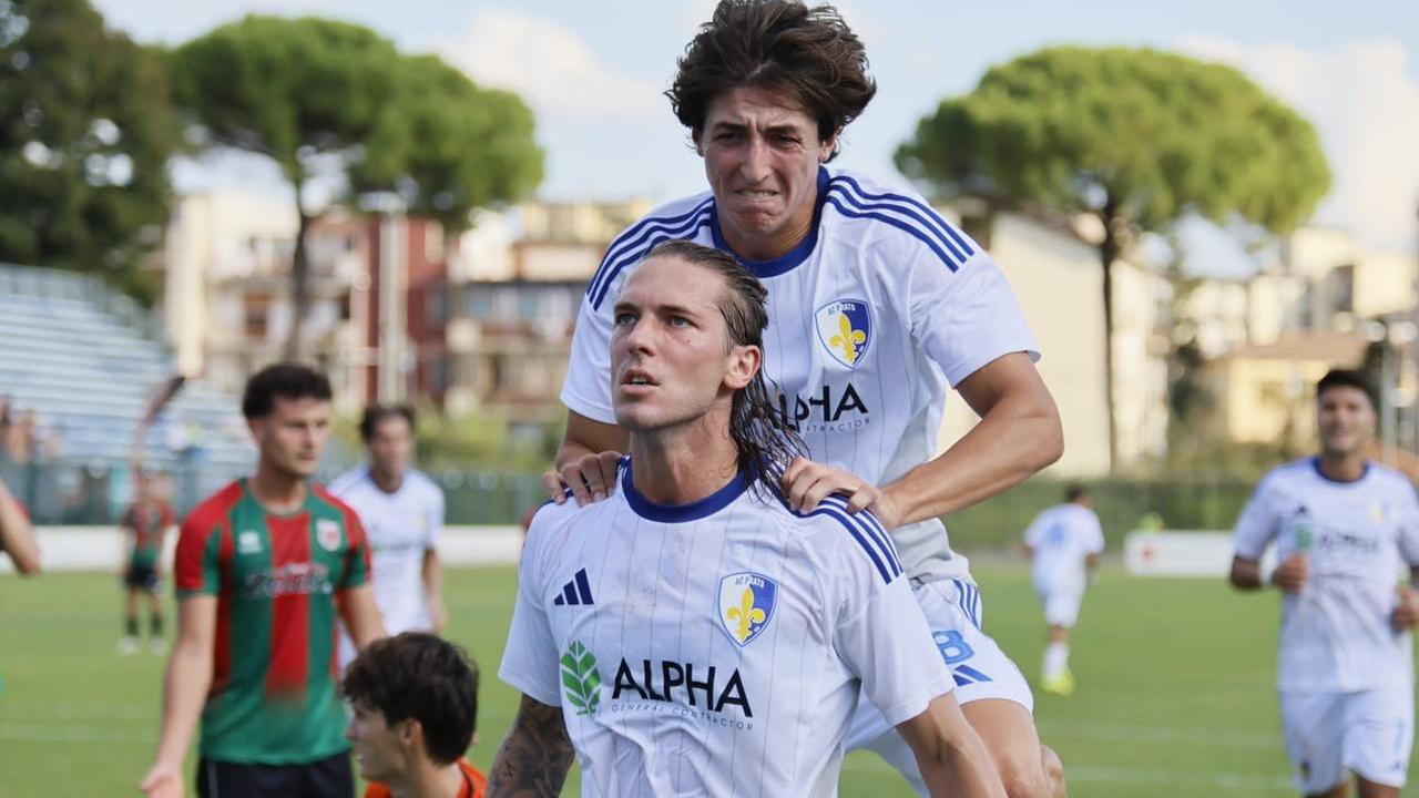 Isai Lattarulo sotto la curva dopo il gol del pareggio (foto Giovanni Tarducci)