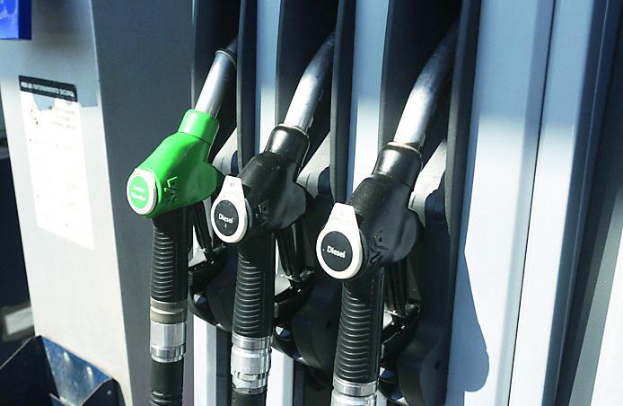 Carburanti, dal 5 ottobre tornano le accise mobili: prima due tagli sul diesel