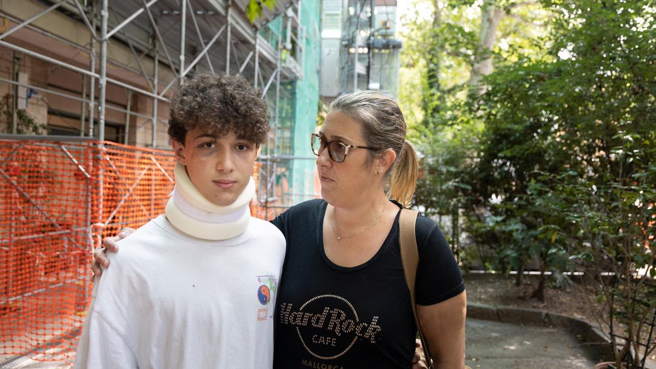 Stefano Grandi con la mamma il giorno dopo l'aggressione