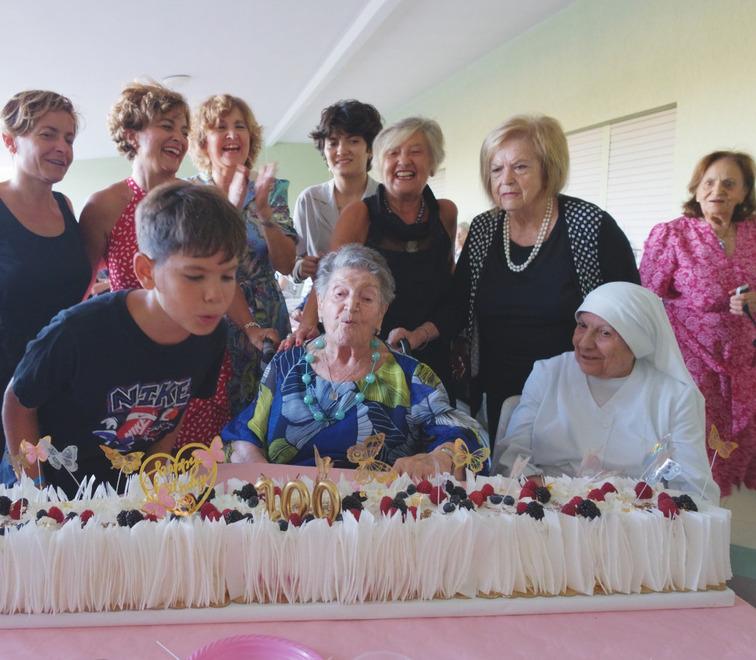 Cecilia compie 100 anni: «Mi sento ancora una sessantenne». Una vita tra amore, viaggi e commercio a Sassari