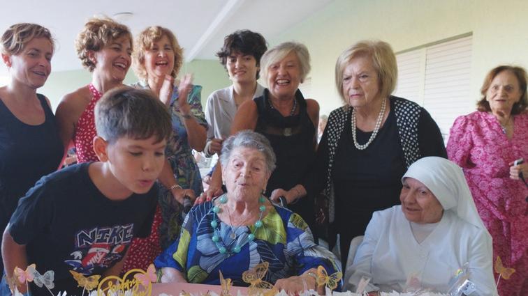 Cecilia compie 100 anni: «Mi sento ancora una sessantenne». Una vita tra amore, viaggi e commercio a Sassari